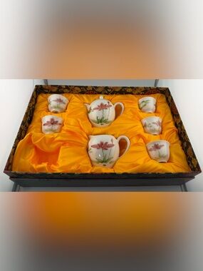 Traditional Chinese Gongfu tea set 
Missing 1 cup